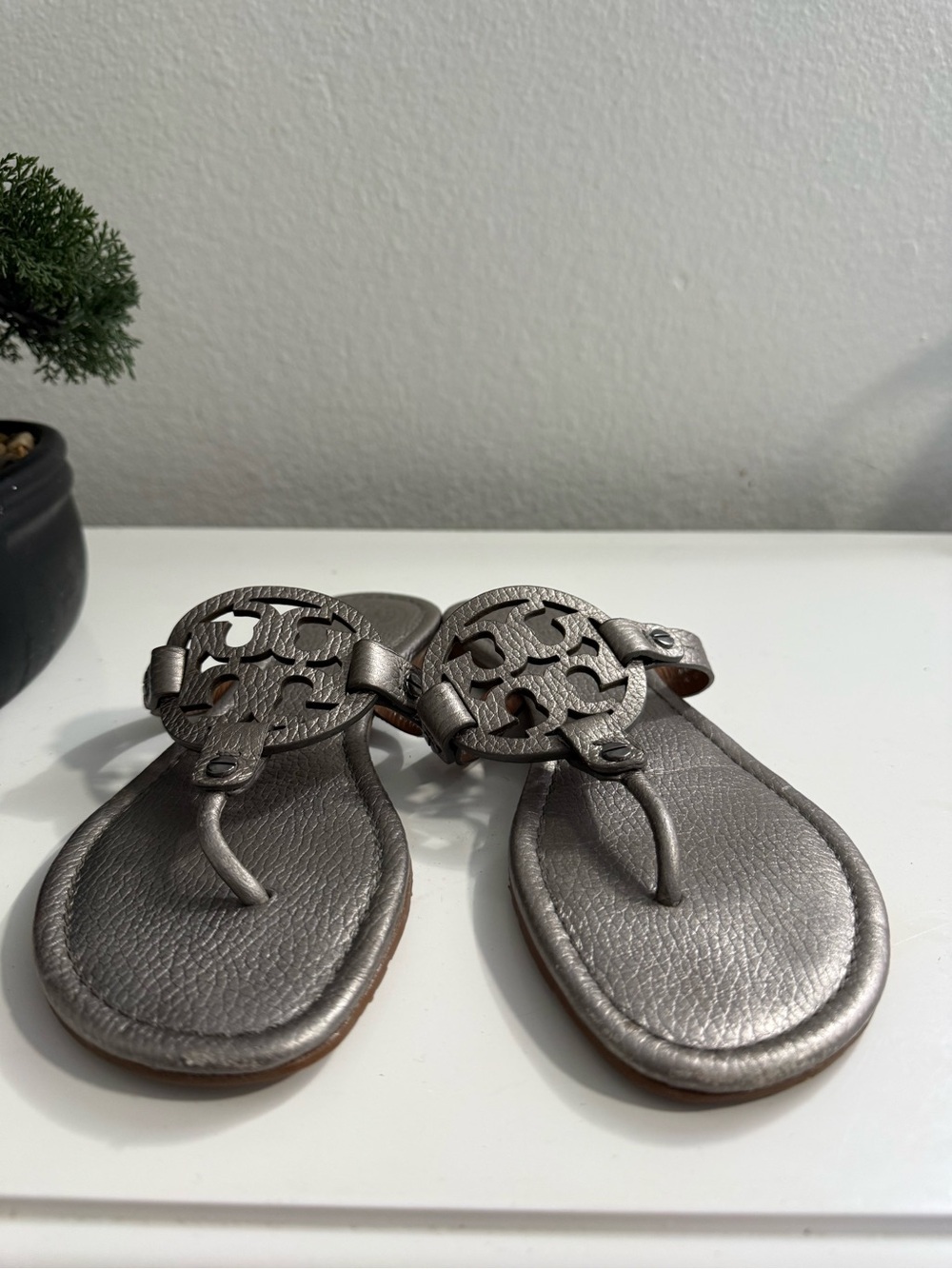 Tory Burch miller Metallic size 8 Pewter Logo Thong Sandals - Picture 3 of 7